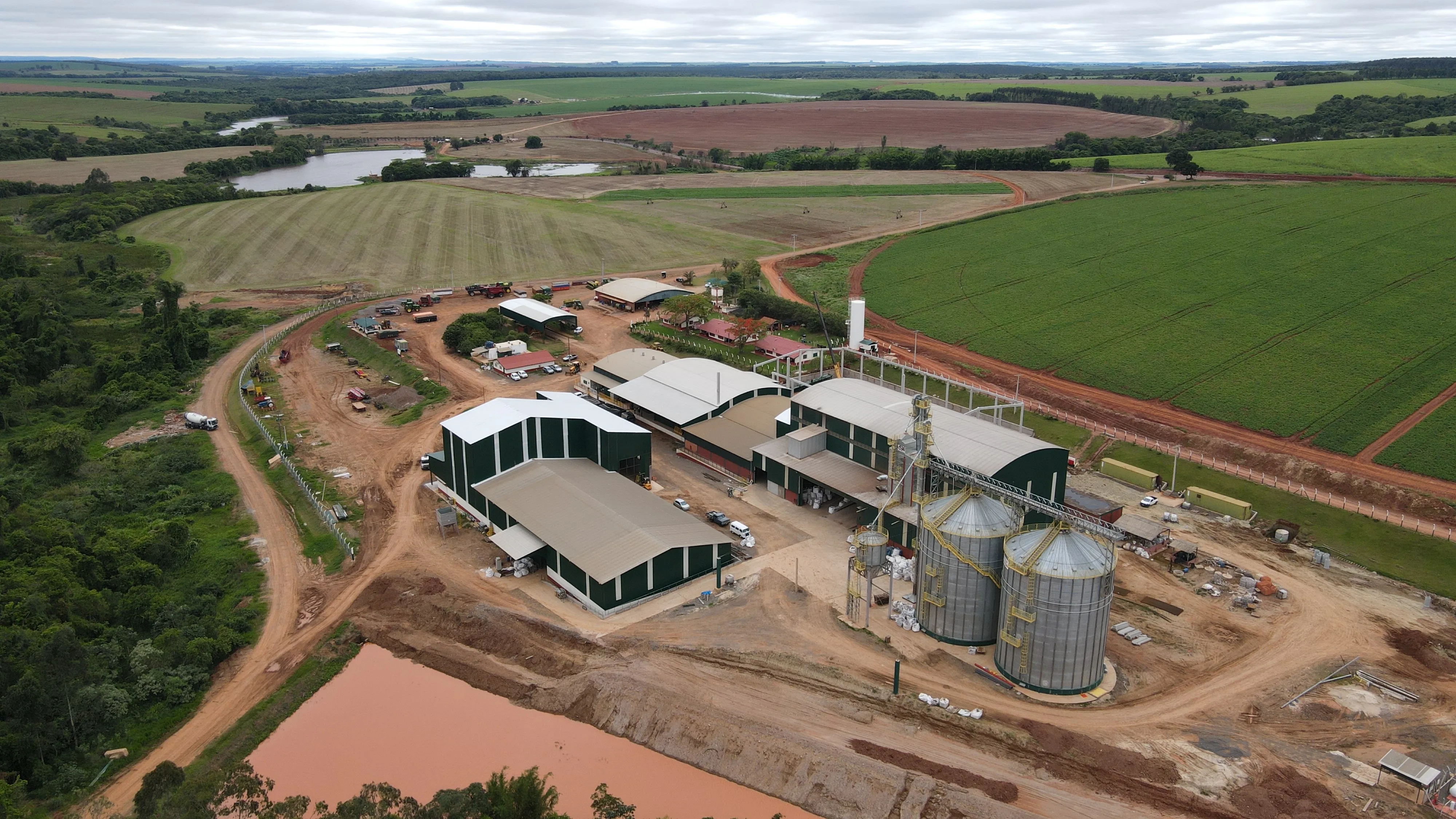 Vista aérea de uma obra rural com galpões e silos atendida pela Concreto Freitas